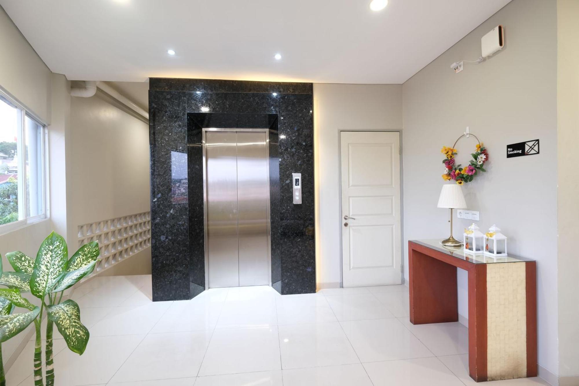 S101 Hotels Semarang Esterno foto