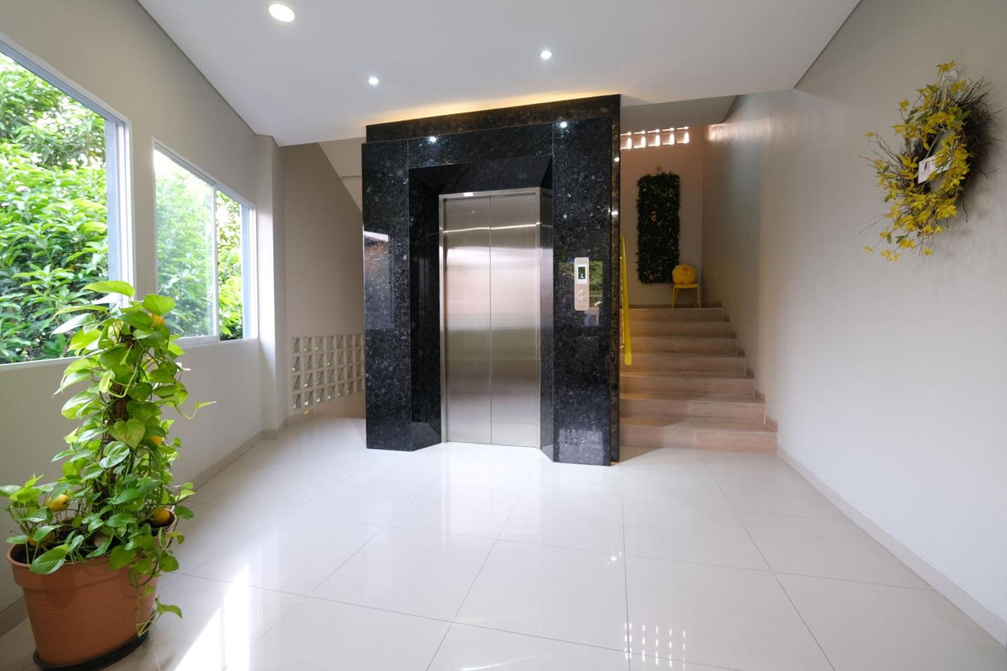 S101 Hotels Semarang Esterno foto