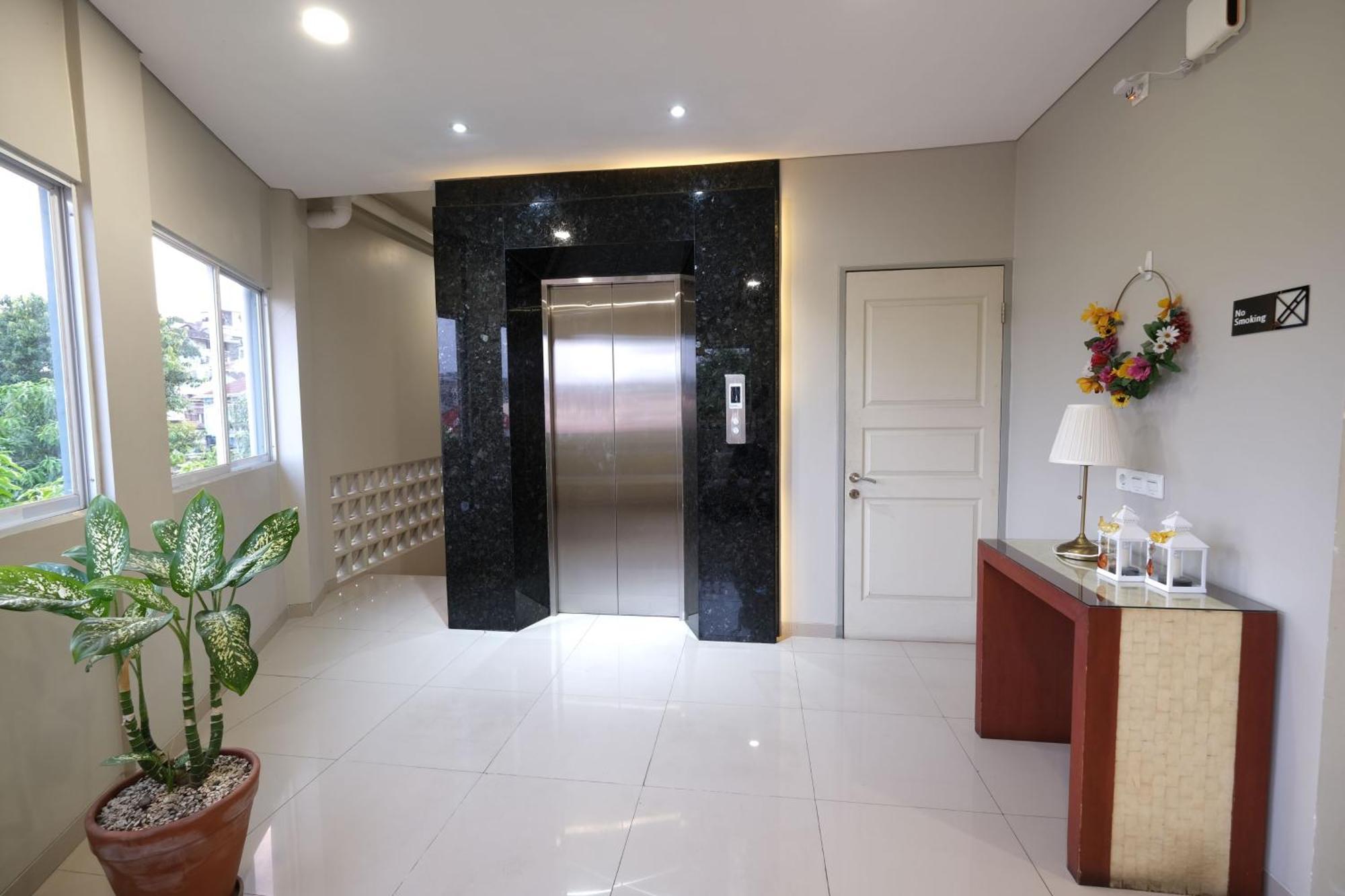 S101 Hotels Semarang Esterno foto